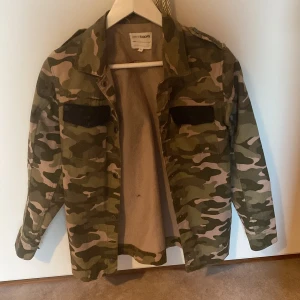 Jacka  - Fin jacka från Kappahl använd fåtal gånger och väljer därför att sälja den. Är själv 170 och har storlek s och då är jackan lite kort i armarna. Tryck gärna på köp nu och gå genom plicks fraktaltenativ 