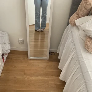 Ljus blåa low jeans  - Säljer dessa blåa low jeans ifrån h&m, storlek 40 passat även en 38. Säljer då de inte kommer till någon användning längre, använt 2 gånger så fint skick!!!