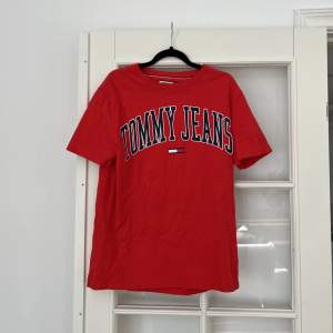 Köp nu och få gratis frakt. Röd t-shirt från Tommy Hilfiger som är i sorlek XS❤️ Den är ganska oversized. Pris kan diskuteras. Alla kläder kommer självklart tvättas en extra gång innan leverans📦