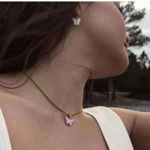Örhänge 🦋🦋 - ✨ Fjäril-Örhängen – Sommarens guligaste smycke! ✨🦋  Sätt stilen med våra guldpläterade fjäril-örhängen! 14k guld” nickelfria” och så himla gulliga. Skiljer sig från alla andra märken och är helt klart 1:a klass kvalitet!  💖 Erbjudande 💖   1 par för 60kr med frakt   2 par för 100kr med frakt  💫 Tidlösa, snygga och perfekta för alla tillfällen! 🦋