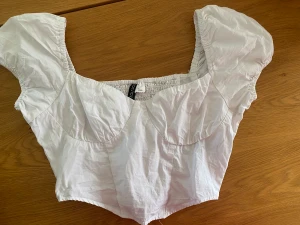 Vit corsett  topp  - Vit corsett topp från divided H&M Använd 2-3 gånger. 