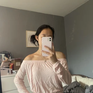 Rosa off shoulder tröja - Säljer denna off shoulder tröjan från Hollister i storlek XS