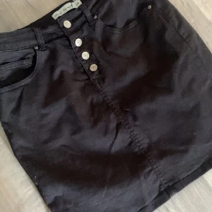 Jeanskjol - Jättefin jeanskjol, köpte den 2019 och minns ej från vart men skulle gissa new yorker/H&M🩷