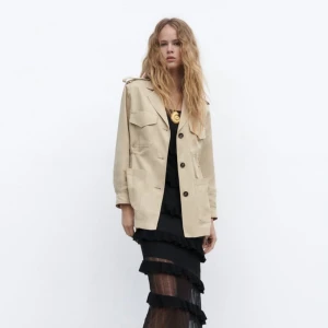 Beige jacka - Säljer en beige tunn jacka från zara i nyskick. Har endast testat den, och trodde den skulle komma till användning. Skriv om du vill ha fler bilder😊