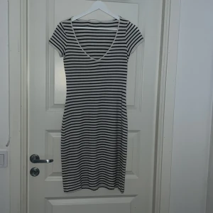 Randig klänning  - Randig fin klänning som är V ringad