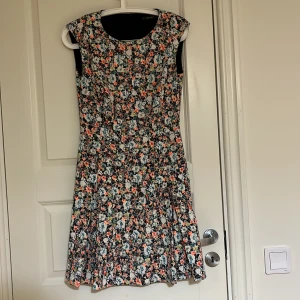 Blommig klänning   - Blommig klänning som går ner ovanför knäna. Köpt för en skolavslutning och har endast haft på mig den ett fåtal gånger 