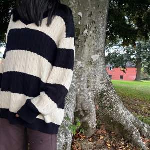 Aka ”nikki cotton striped sweater”. Har varsamt använts och är som ny. Den är oversized för mig som är 159 och bär storlek S. Tröjan är vit och svartblåish beroende på ljuset. Köpare står för frakt💕