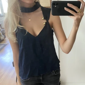 Festtopp  - Så fin satin topp från zara!💙 Använd endast 1 gång 