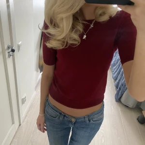 Stickad tshirt  - Svinsnygg finstickad tshirt i merinoull från uniqlo, nästan aldrig använd 