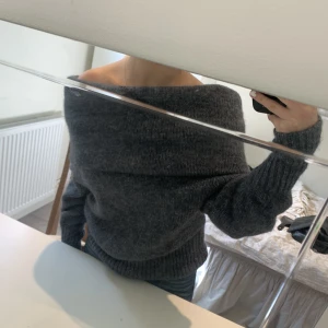 Mörkblå stickad tröja - Super skön blå stickad tröja! Aldrig använt och därför sitter lappen kvar