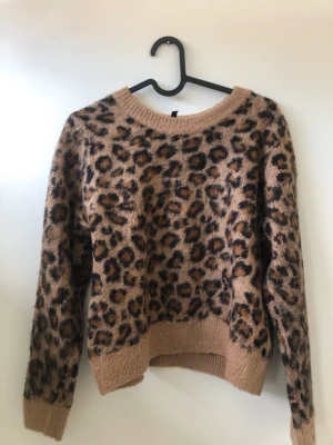 Leopard färgad tjock tröja - En tjock tröja ursprungligen från hm i bra skick i storlek small.  Varm tröja så bra på vintern. Kostar 100 kr+ frakt pris på tröjan kan diskuteras, kan mötas upp runt Stockholms området