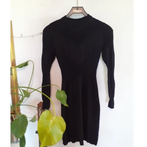 Klänning - Svart klänning från STOCKH LM. Tyget är glittrigt och har triangelmönster på överdelen. Figursydd och i fint skick. Storlek XS, men passar mig som vanligtvis bär S. 🌼 