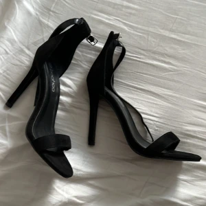 Svarta klackar - Svart högklackade skor från boohoo i suede material använder aldrig klackar och därför vill jag sälja dem 