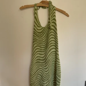 Stickad klänning - En cool stickad klänning från hm. Man kan ändra hur den ska vara knyten i nacken. Jag är 175 cm lång och de är bra i längden. Kan frakta men även mötas upp i Malmö eller Lund:) 