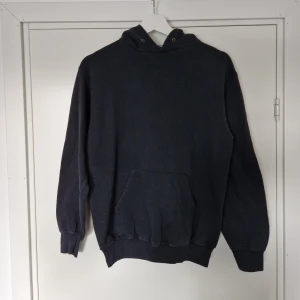 Svart vintage hoodie - Svart Vintage hoodie, väldigt snyggoch riktigt najs fades/åldring på den. Bara att fråga om mått eller fler bilder. Skicka gärna offers!