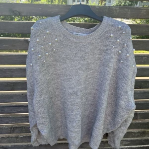 Stickad tröja - Säljer denna fina grå stickade tröjan då jag inte använder den längre. Passar för mig som oftast har S-M i storlek så ganska stor för sin storlek. Kommer ej ihåg vad jag köpte den för men säljer för 50kr💗
