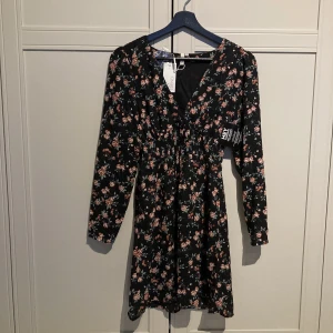 Småblommig klänning från Nelly HELT NY - Jättefin romantisk småblommig klänning från Nelly i strl 34. HELT NY bara provad pga lite för stor för mig🙁 Fin på sommaren men även nu till hösten med en skinnjacka över och pumps till! Nypris ca 400. Säljes för 150!