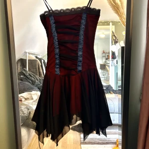 Mesh klänning halloween emo - Liten söt mesh topp, lappen säger XL men den är typ i storlek M. Fint grått mönster, tajt och lite boho 