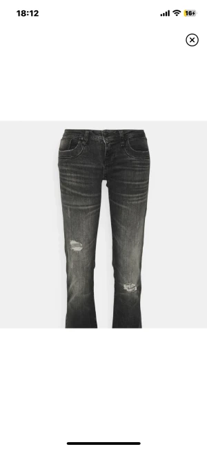 svarta ltb jeans - Säljer dessa slutsålda jätte poppis ltb jeansen! De e så fina o passar t allt!🤗💖 Storlek 25/34! ❌❌mått: midja:38 rakt över men passar mig med 40 ish! innerbenslängd: 82cm! jage 169 d passar mig bra💖💖😘 kom me bud, är inte helt säker att ja vill sälja 💖🔥🔥