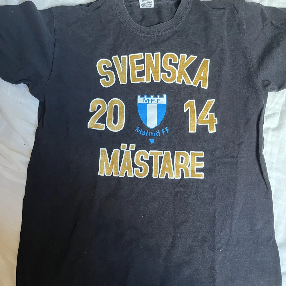 Malmö FF T-shirt som bara ligger och tar plats i garderoben. T-shirts.