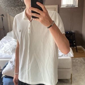 Moncler piké - Fick den av farsans kompis, jag har vanligtvis M i storlek (186) men är för smal för denna. Skulle rekommendera att du är ca 170-185 och hyfsat bred för att denna ska passa💯 Inte använd så mycket därför priset men det går att diskutera!  Nypris: 2500kr