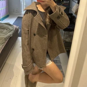 Arket jacka  - Säljer denna populära o eftertraktade arket jackan då den inte kommer t användning längre är i fint skick dock en defekt vid ena fickan (bild kan skickas) därav priset. 