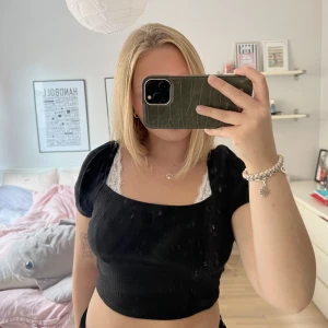 Svart topp - Säljer denna söta topp ifrån hm. Tröjan har lite puffiga axlar! Tröjan är knappt använd så i gott skick!