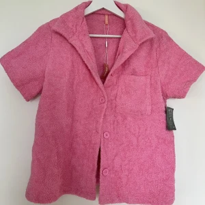 Frotté sett  - Ett rosa frotté sett från Nelly nypris 599kr, shortsen använda en gång och skjortan helt ny  Skjortan 250kr  Shortsen 200kr  Hela settet 400kr 