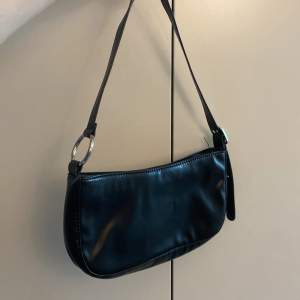 Enkel svart handväska från pull&bear. Köpt på deras hemsida.