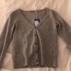 Kofta  - Säljer denna ur snygga kofta som är köpt från sellpy men är ifrån uniqlo 💓💓 köpte för 150kr, kom privat för frågor❣️