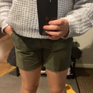 Ett par svarta och ett par gröna shorts💗 - Hej jag säljer 2 par shorts ett par kostar 10kr och 2 par kostar 20kr och i storlek 160 ett par gröna och ett par svarta💗