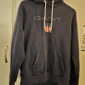 GANT Marinblå  - Lite blek men annars i gott skick