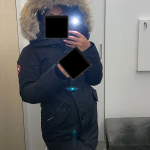 Canada Goose - Använt en vinter. Bra skick!! Ny pris 11 900 kr, säljer den för 7 500 kr! Skriv för fler bilder. Pris kan diskuteras!