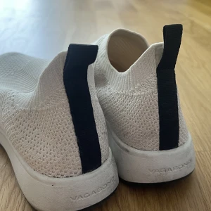 VAGABOND - Vagabond skor - stl 36 crémevita/svart deltaj Använda 2ggr  Nypris ca 1400kr