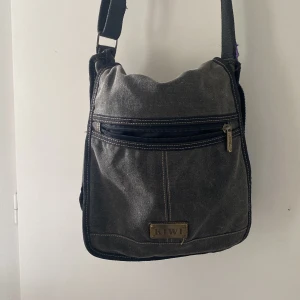 messenger bag  - liten slitning på axelremen (se sista bilden) men annars perfekt till nu när skolan börjar, rimlig väska med många fack