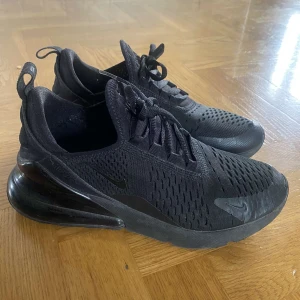Air Max 270 - Air Max 270 köpta på Zalando använda fåtal gånger. Två små hål fram på skorna se bild 2. Storlek 38,5 skulle säga 38