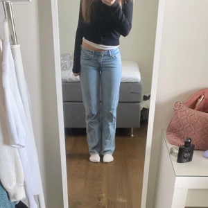 Low waist jeans🤍 - Så fina lågmidjade jeans i modellen arrow från Weekday💗 Knappt använda alls, alltså i väldigt bra skick!!💓 Hör av dig för fler frågor eller bilder!😇