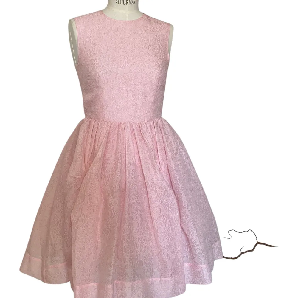 Klänning från Simone Rocha x H&M, modell Pink Cloque Dress. Helt ny, men utan prislapp.  Storlek: 34 Material: Polyester Nypris: 1500 SEK. Klänningar.