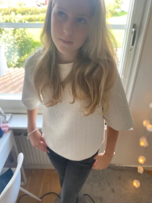 Trekvartsärmad tröja - Säljer denna super fina trekvartärm tröja. Jätte bra skick. Super fin till hösten. Hör av er om ni är intresserade💕