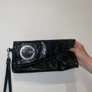 En svart original vintage Guess väska. 