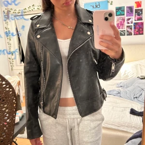 Skinnjacka  - Fakeskinn från zara. Köpt för typ 360 kr 