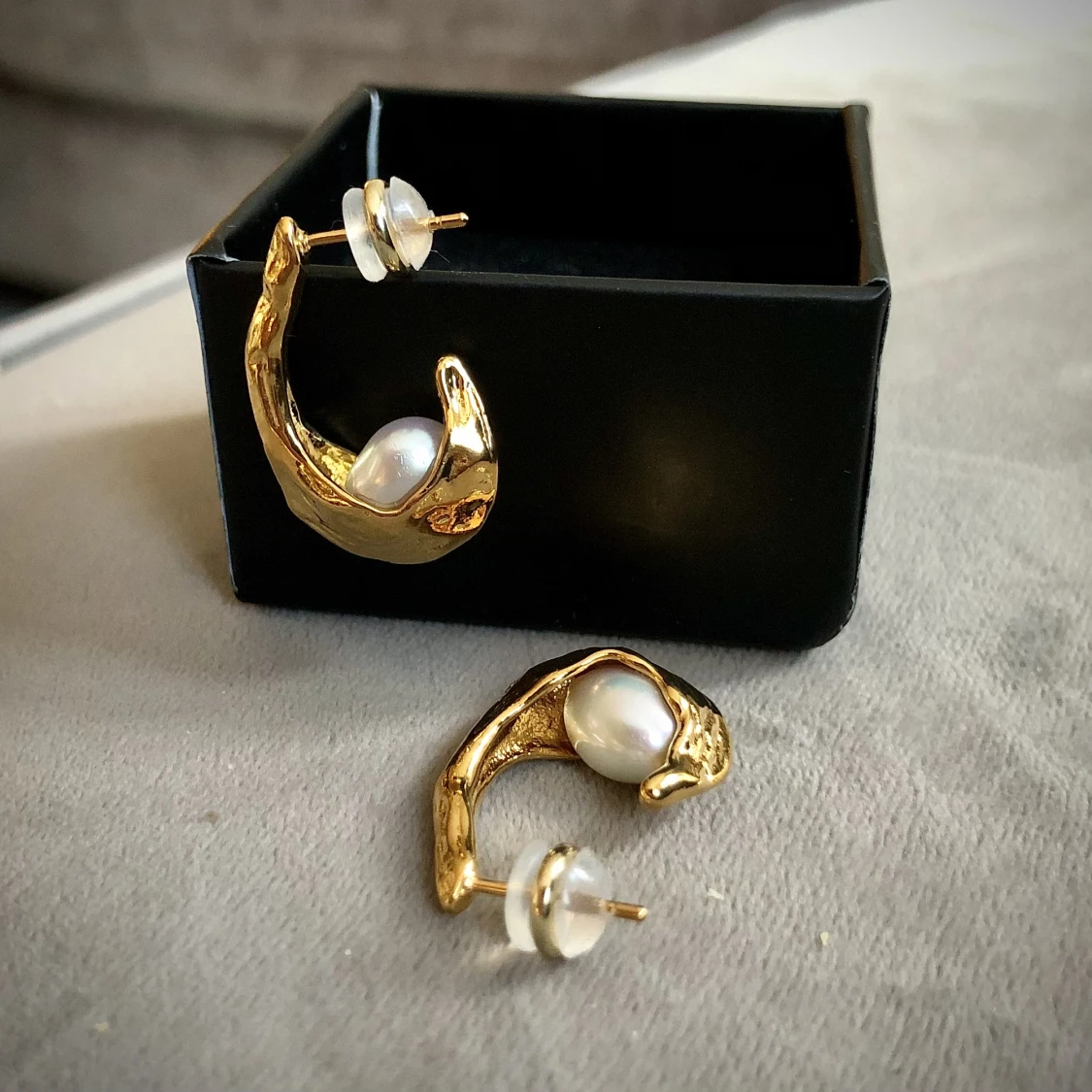 Guldpläterade örhängen med sötvattenpärlor