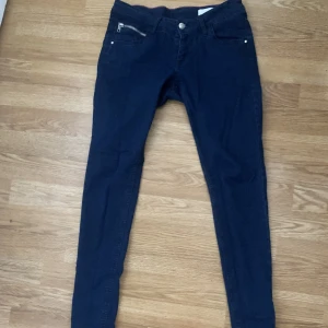 Lågmidjade jeans - Lågmidjade jeans. Använd några gånger men finns inga defekter alls! Sköna!