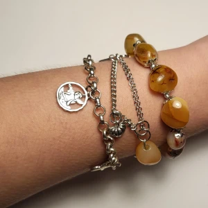 armband - 3 stycken fina armband, det med stenar för 40 kr och de andra två 25 kr styck, allihopa för 50 kr🫶