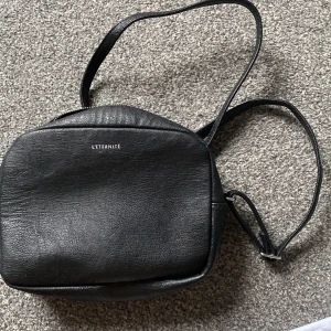 Svart väska  - Svart basic väska från hm💓köpt för 299kr säljer för 99kr. Skriv för mer bilder! 