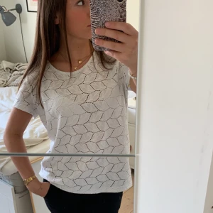 Topp - Säljer denna snygga toppen!ä ifrån JACQUELINE!! Säljer den för 140kr i stolek L men sitter så här på mig som bär S! 