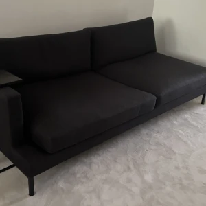 3-4 sits soffa från Slettvoll  - I och med flytt så säljer nu vi våran super fina Elliot soffa i från Norska företaget Slettvoll.  Soffan är i väldigt fint skick och väll omhändertagen. Den tillhör deras modulserie men går utmärkt att använda så som den är.  Finns att hämta i Sollentuna 