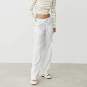 Linnebyxor  - Säljer linnebyxor från ginatricot då de är för små på mig. Kan skicka bild och mer information privat 