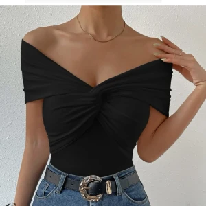 Topp - Off shoulder top! Jättefin! Svår att ta bild på men skickar privat om så önskas. 