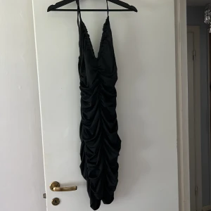 Snygg klämmig  - Skitsnygg klänning som är perfekt till nyår och andra fester. Aldrig använd.